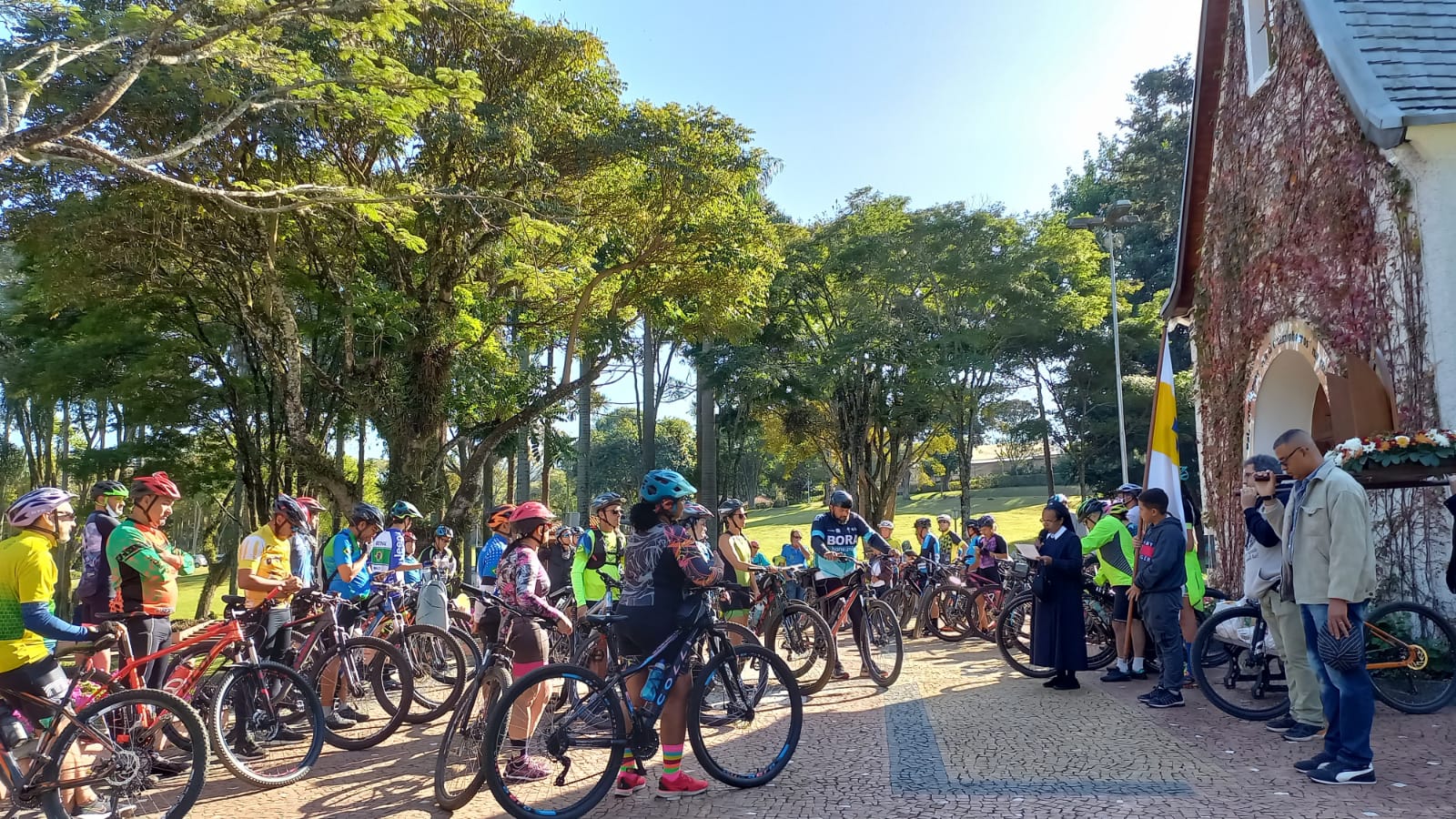 Santu Rio Da M E E Rainha Realiza Pedal Solid Rio De Dia Das Crian As